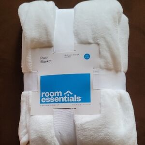 Room Essentials White Plush Blanket